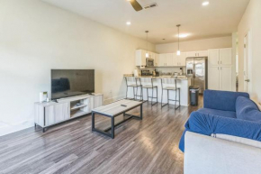 Stylish Townhome with Pool Clubhouse Amenities